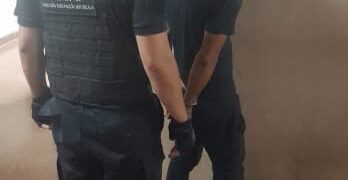 Capturaron a tres delincuentes cuando robaban objetos del interior de vehículos estacionados