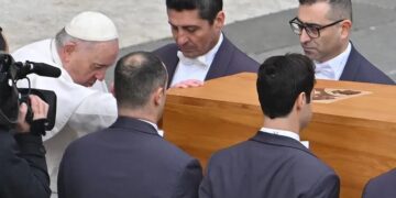 En un funeral encabezado por Francisco, miles de fieles despidieron a Benedicto XVI en la plaza de San Pedro