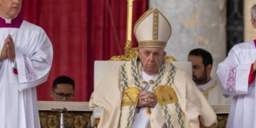 Francisco recordó a Benedicto XVI en la primera misa del año