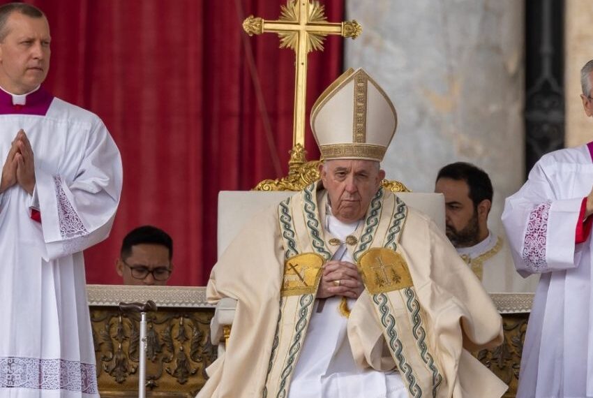 Francisco recordó a Benedicto XVI en la primera misa del año