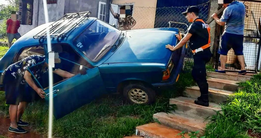 Automovilista con 3,22 gramos de alcohol en sangre terminó en la vereda de una casa y detenido