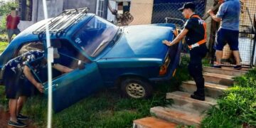Automovilista con 3,22 gramos de alcohol en sangre terminó en la vereda de una casa y detenido