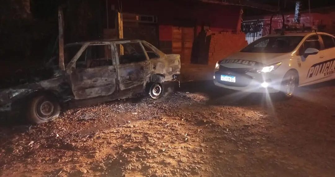 En tres allanamientos simultáneos, la Policía detuvo a dos sospechosos que habrían incendiado el auto de un hombre en Alem: hallaron marihuana en uno de los domicilios