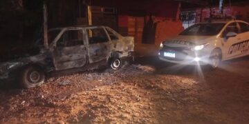 En tres allanamientos simultáneos, la Policía detuvo a dos sospechosos que habrían incendiado el auto de un hombre en Alem: hallaron marihuana en uno de los domicilios
