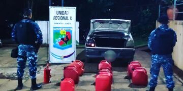 Incautaron bidones de combustible que eran transportados en un auto con el tanque adulterado en Iguazú
