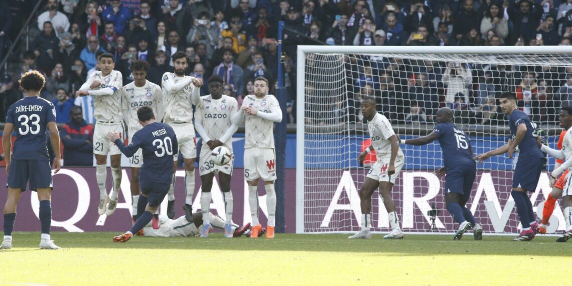 Con un tiro libre genial de Messi, PSG ganó 4 a 3 en tiempo de descuento