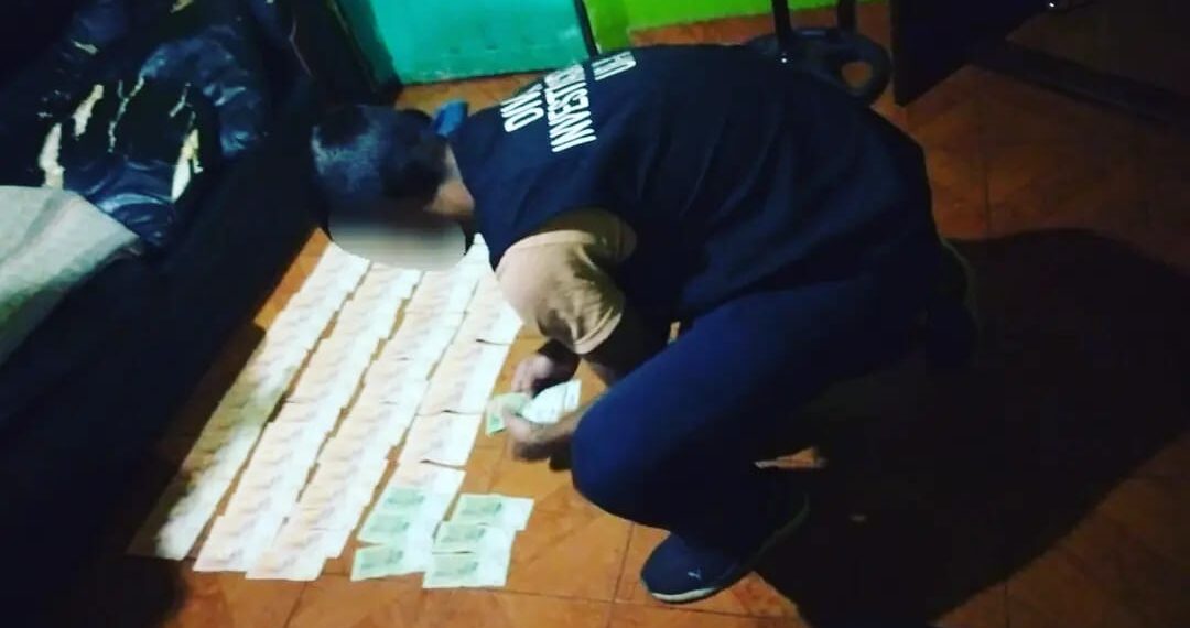 En cuatro allanamientos paralelos en Posadas, la Policía recuperó casi 800.000 pesos y detuvo a un hombre acusado de un atraco en San Ignacio