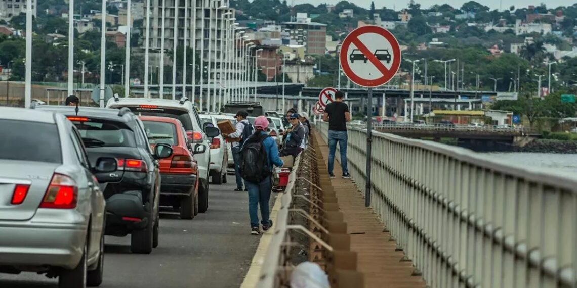 Lanzan en redes sociales la propuesta de cobrar un peaje a los que usan el puente San Roque González de Santa Cruz