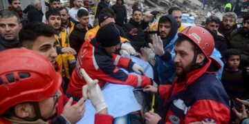 Hallan otras tres personas con vida bajo los escombros, 13 días después del sismo en Turquía