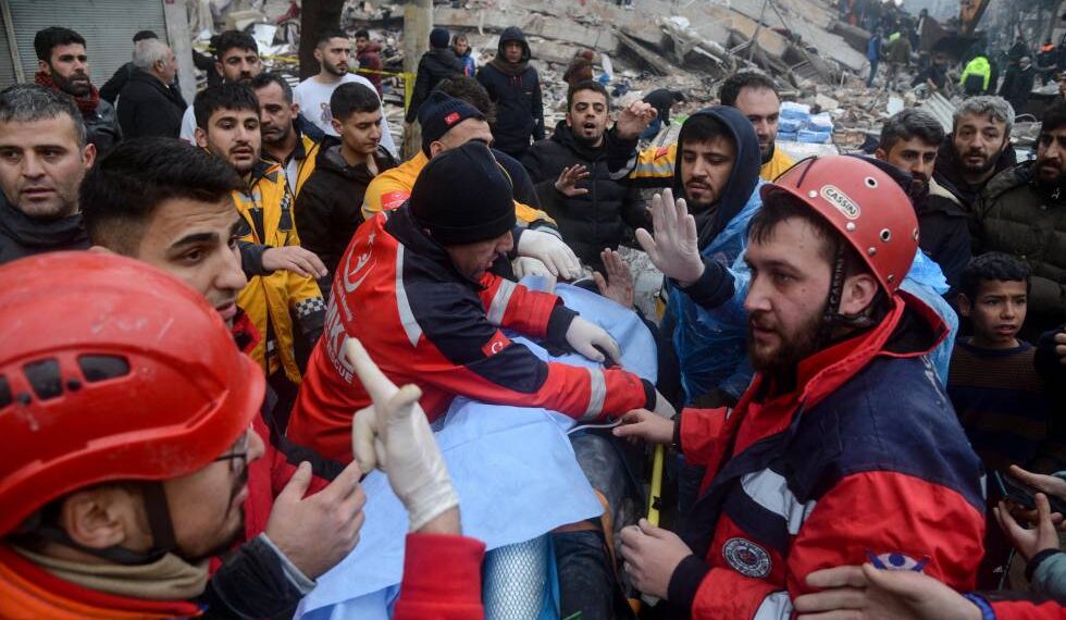 Hallan otras tres personas con vida bajo los escombros, 13 días después del sismo en Turquía