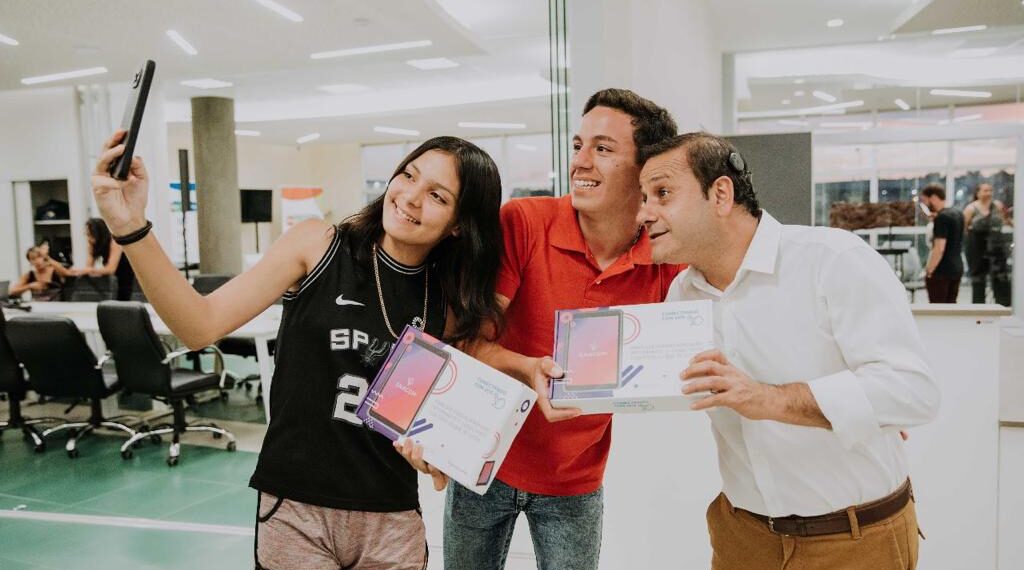 Herrera Ahuad entregó tablets en Silicon Misiones y aseguró obras de conectividad