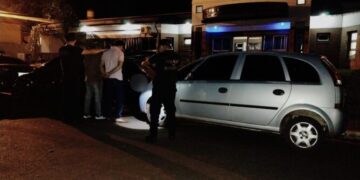 Detuvieron a trío de estafadores que compraban vehículos con cheques falsos