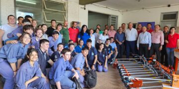 Continúan las entregas de mochilas, herramientas y equipamiento para las escuelas técnicas