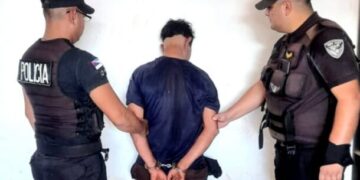 Intentó agredir a policías luego de matar a un perro con un machete: fue detenido