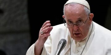 Francisco consideró que “sí” se podría “revisar” el celibato para sacerdotes