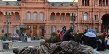 Murió una beba de tres meses en la puerta de la Casa Rosada: vivía en la plaza con su familia