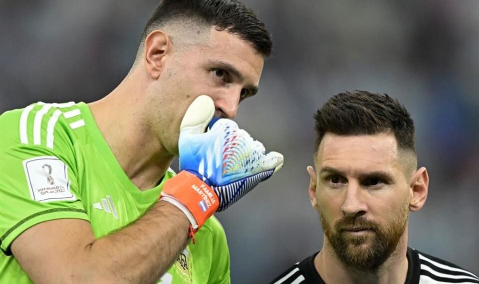 Lionel Messi y “Dibu” Martínez arribaron al país para sumarse al seleccionado argentino