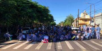 Alumnos de la EPET N°1 de Posadas protestan en reclamo de mejores condiciones edilicias