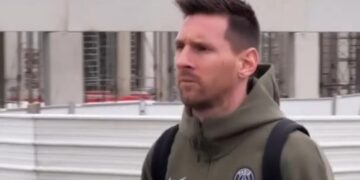 Messi llegó a Alemania con el PSG y los hinchas del Bayern Munich le dieron una bienvenida inesperada