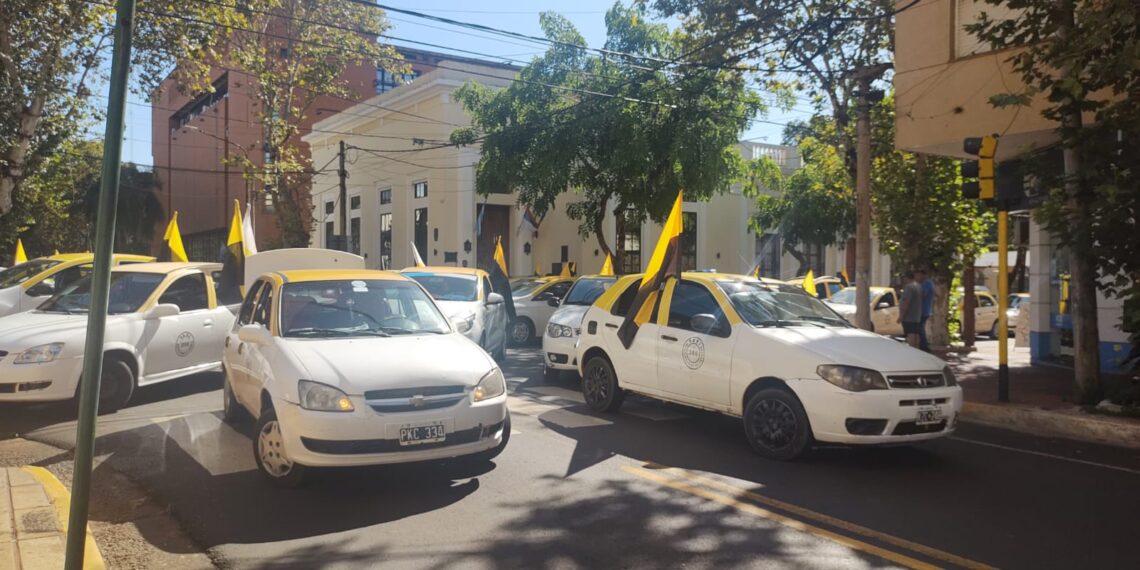 Taxistas protestan contra Uber con una caravana que recorre el centro posadeño
