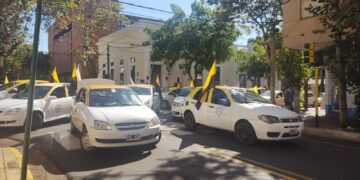 Taxistas protestan contra Uber con una caravana que recorre el centro posadeño