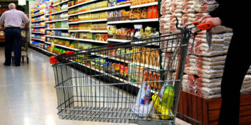 La canasta básica subió 9%: una familia necesitó $191.228 para no ser pobre