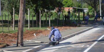 Tras finalizar la pavimentación, comenzaron a construir veredas sobre avenidas