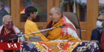Indignación: el Dalai Lama le pidió a un niño que lo bese en la boca
