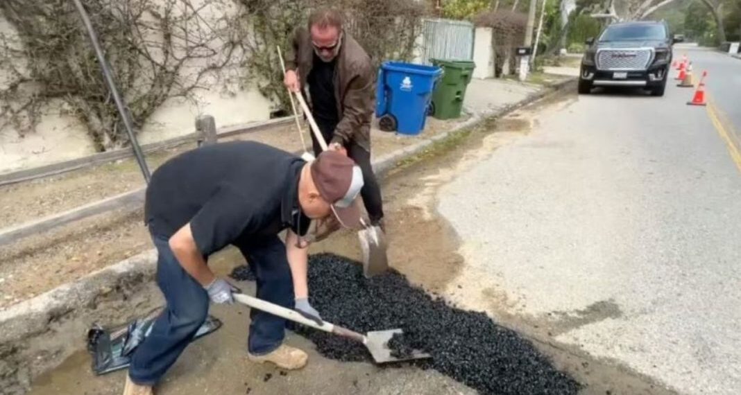 Arnold Schwarzenegger se cansó de esperar que lo arreglen y reparó un bache en Los Ángeles