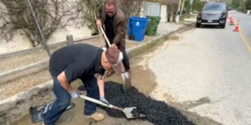 Arnold Schwarzenegger se cansó de esperar que lo arreglen y reparó un bache en Los Ángeles