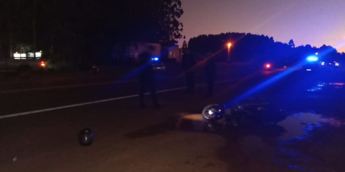 Motociclista lesionado tras chocar con hierros que cayeron de un camión