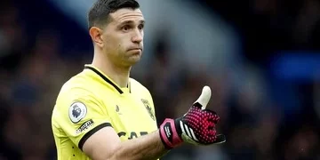 Dibu Martínez sumó otra valla invicta y es el mejor arquero de la Premier League