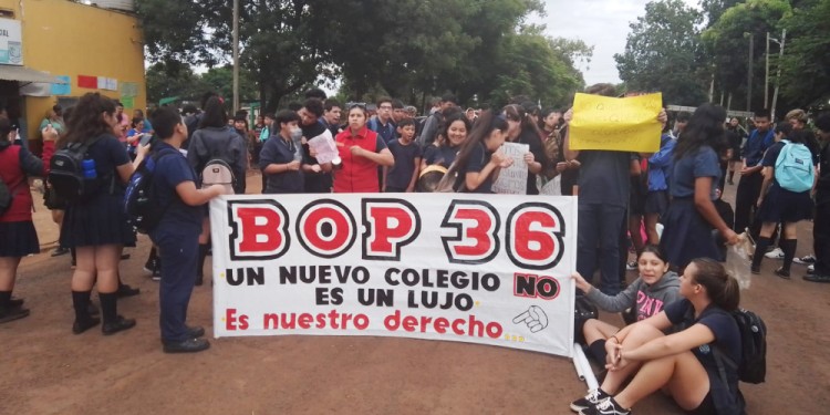 Docentes, padres y alumnos reclaman mejoras edilicias en el Bop36 de Posadas