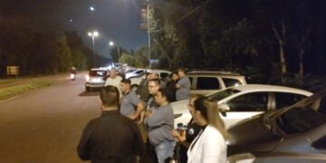 Taxistas y remiseros se congregan en los cruces de las rutas 12 y 101 para evitar el corte de ruta anunciado por docentes