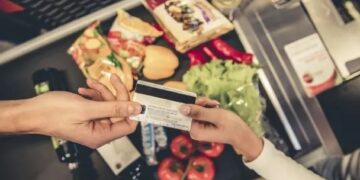 Por la inflación, cada vez se usan más las tarjetas de crédito para comprar comida