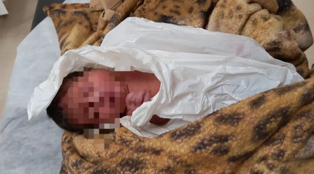 Buscan a la madre o familiares del bebé abandonado en San Pedro