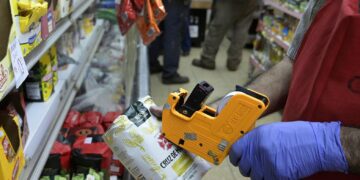 Canasta básica subió 6,3% en abril: una familia tipo necesitó $203.361 para no ser pobre