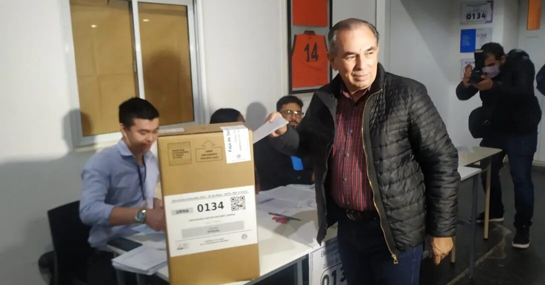 Stelatto instó a concurrir a votar a pesar de la lluvia
