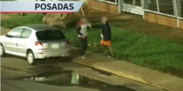 Forzaban las puertas de autos estacionados, fueron captados por las cámaras y terminaron detenidos