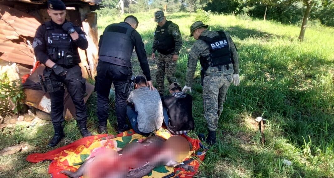Arrestaron a dos cazadores cuando faenaban a un carpincho en Candelaria