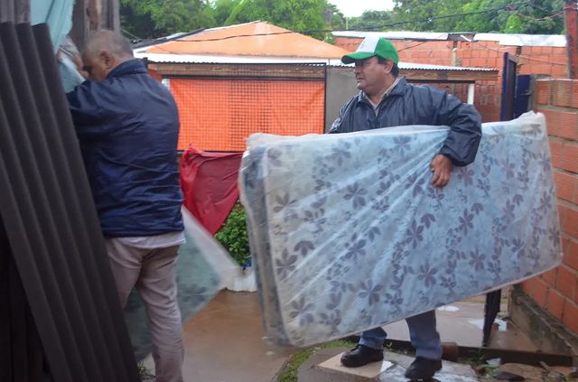 Brindan asistencia a familias damnificadas por las lluvias
