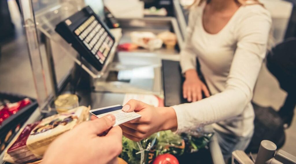 El 64% de los hogares financian sus compras de alimentos y medicamentos