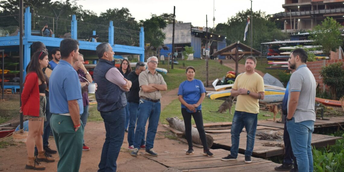 Representantes de los clubes náuticos, del Eprac, Samsa y funcionarios analizaron la limpieza de las aguas en la Bahía El Brete
