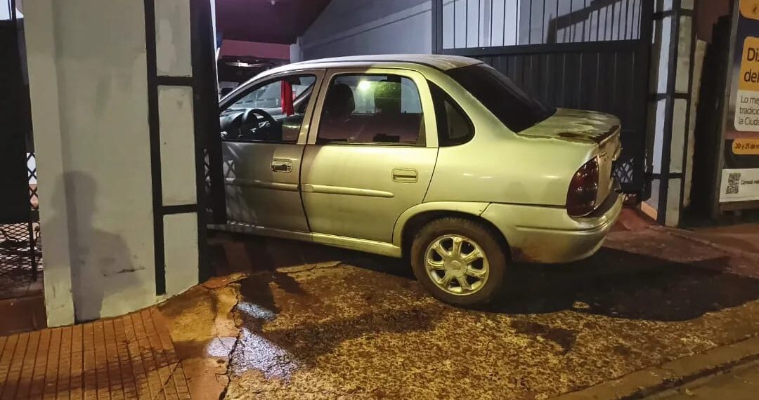 Conducía alcoholizada, chocó una vivienda y terminó detenida