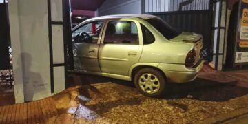 Conducía alcoholizada, chocó una vivienda y terminó detenida