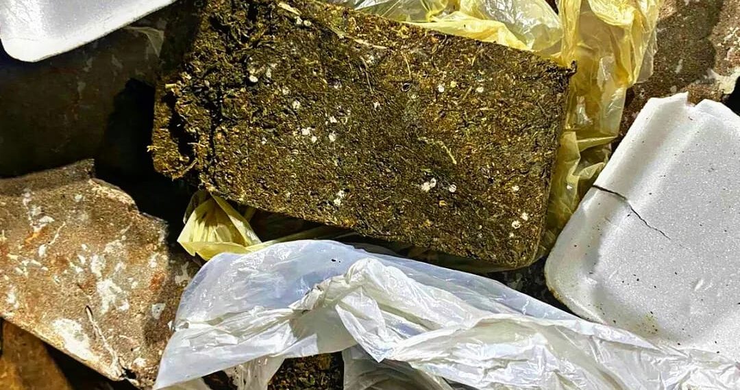 Arrestaron a una pareja que intentaba comercializar marihuana en una plaza posadeña