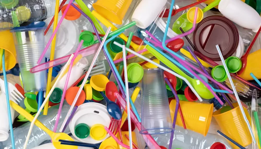 Pedido global por una prohibición mundial de plásticos de un solo uso considerados “dañinos e innecesarios”