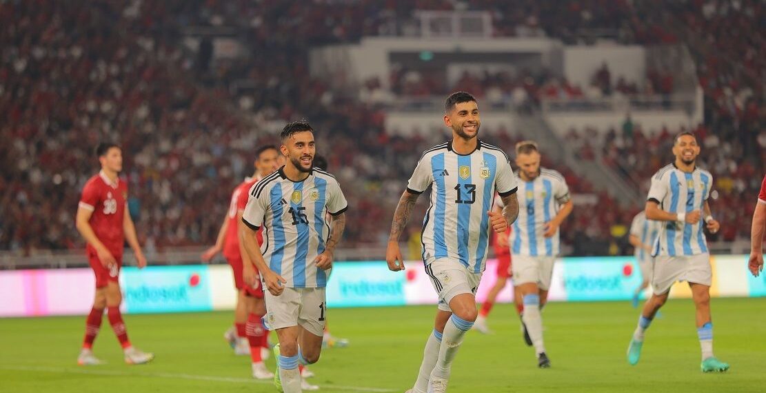 Con un golazo de Paredes y cabezazo de Cuti Romero, Argentina venció 2 a 0 a Indonesia