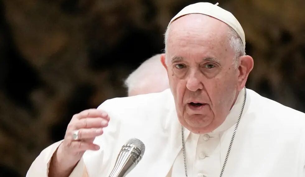 La operación del papa Francisco terminó “sin complicaciones” y se recupera en el hospital Gemelli