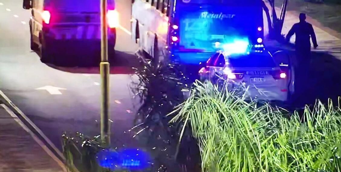 Operadores del 911 advirtieron por cámaras cuando un hombre se descompensó y pudo ser rápidamente asistido